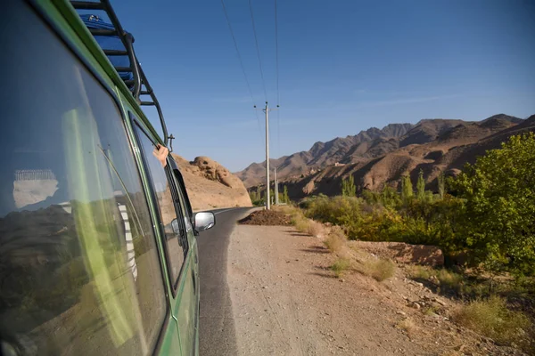 Zielony van na drodze — Zdjęcie stockowe