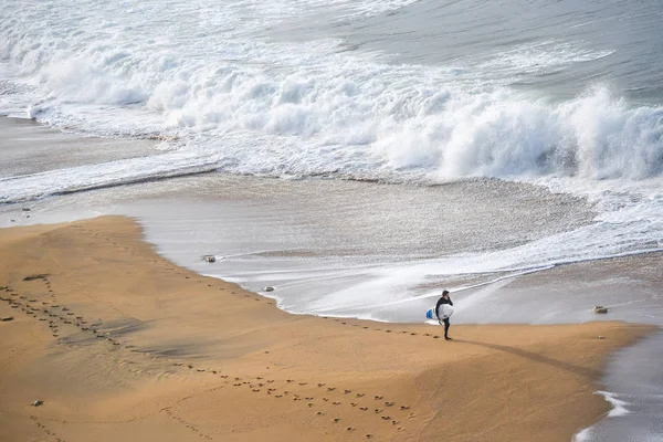 Om surfer pe plajă — Fotografie, imagine de stoc