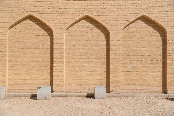 Padrão de parede de tijolo bege em forma de arco — Fotografia de Stock