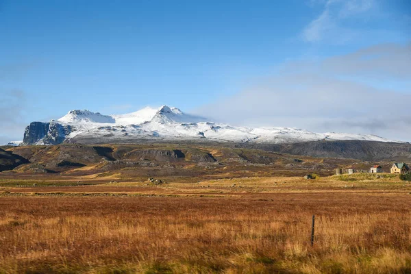 Montagna e campo in autunno dell'Islanda — Foto Stock