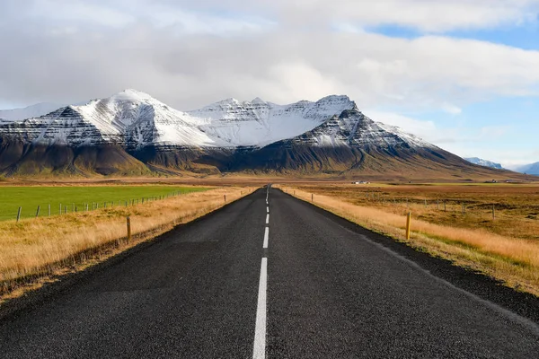 Пустая дорога в начале зимы в Исландии — стоковое фото