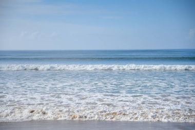 Tropik deniz, sahil ve mavi gökyüzü