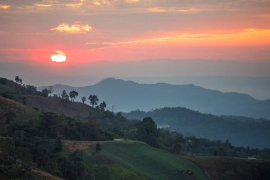 dağ ve güzel gün batımı