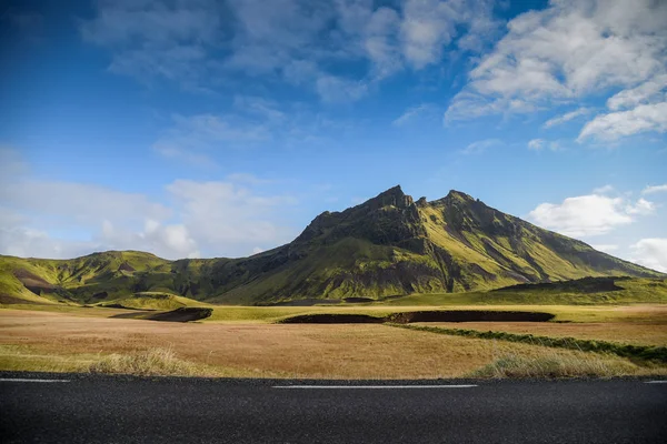 Paesaggio montano in estate dell'Islanda — Foto Stock