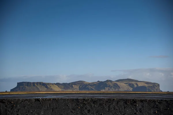 Paysage de montagne et plage noire en Islande — Photo
