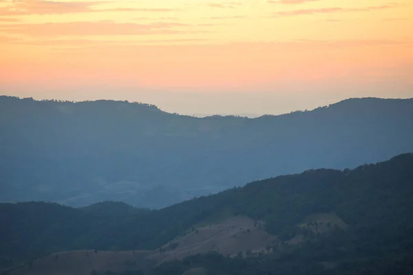 Bergskedjan och vacker solnedgång — Stockfoto