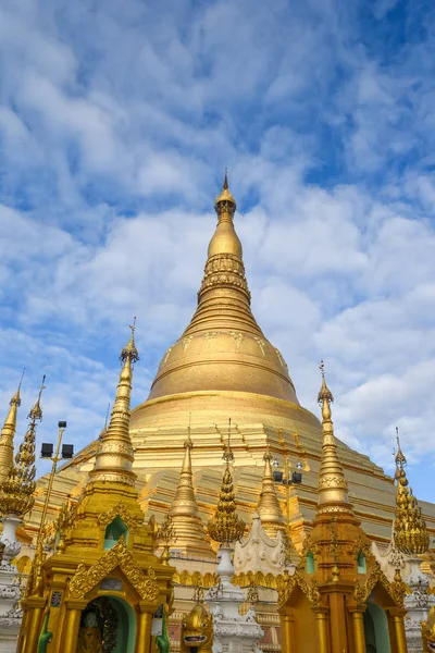 Shwedagon pagoda in Yangon, Myanmar — Stok fotoğraf