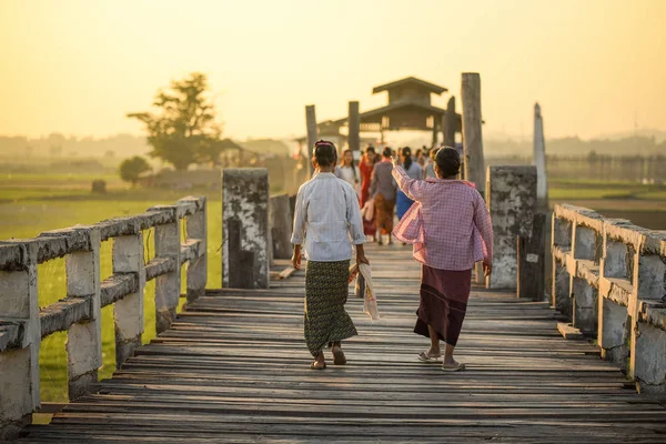 Birman kadın yürüyüşüne U olmak Köprüsü, Myanmar — Stok fotoğraf