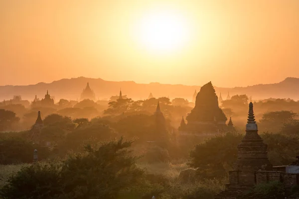 Starobylé pagoda Bagan při západu slunce, Myanmar — Stock fotografie