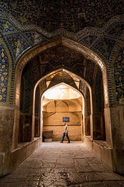 Hombre caminar dentro de la mezquita Shah, Isfahán, Irán — Foto de Stock