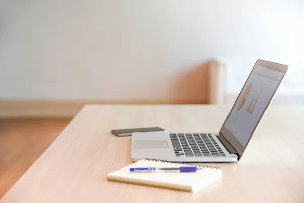 Business-laptop på trä skrivbord — Stockfoto