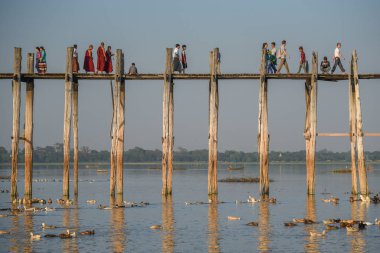 insanlar U olmak köprüde, Mandalay, Myanmar yürüyüş