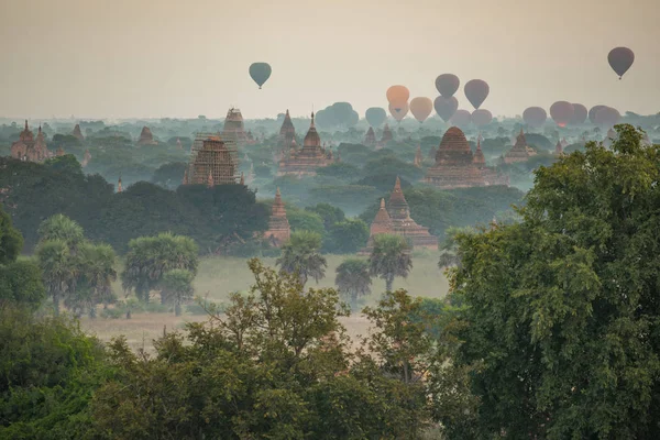 バガン、ミャンマーで古代の仏塔で、熱気球 — ストック写真