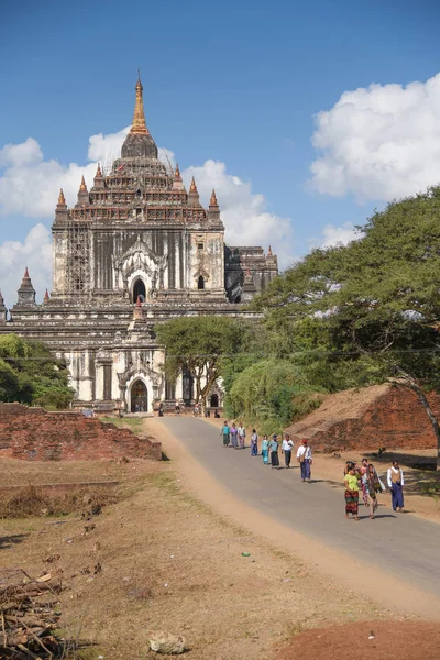 Burmesen an der thatbyinnyu Pagode in bagan, myanmar — Stockfoto