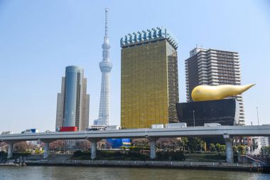 Tokyo siluetinin yakınındaki Sumida nehir, Japonya