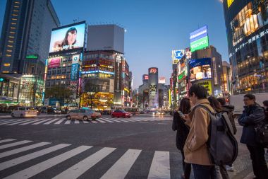 Shibuya, Tokyo, Japonya gece Crossing
