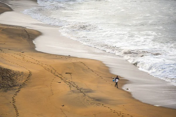 Om surfer pe plajă — Fotografie, imagine de stoc