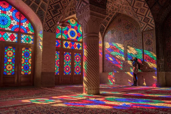 Kvinna i Nasir Al-Mulk-moskén i Shiraz, Iran — Stockfoto