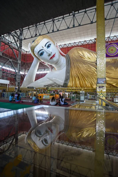Chauk htat gyi リクライニング仏陀像、ヤンゴン、ミャンマー — ストック写真