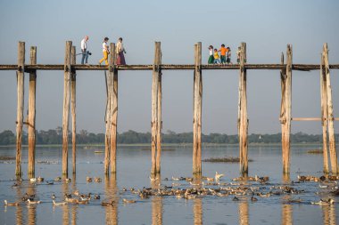 insanlar U olmak köprüde, Mandalay, Myanmar yürüyüş