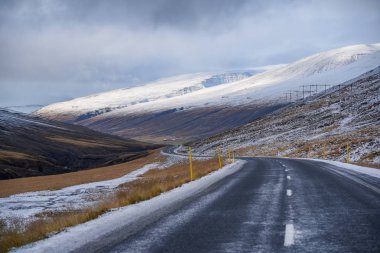 İzlanda'daki erken kışın boş yol