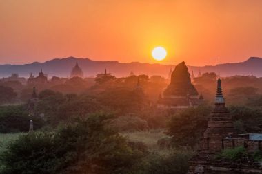 Gün batımında, Myanmar Bagan içinde antik pagoda