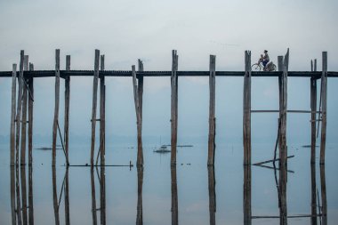 Kadın binmek bisiklet U olmak köprüde, Mandalay