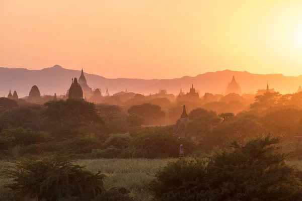 日没で、ミャンマーのバガンの古代の仏塔 — ストック写真