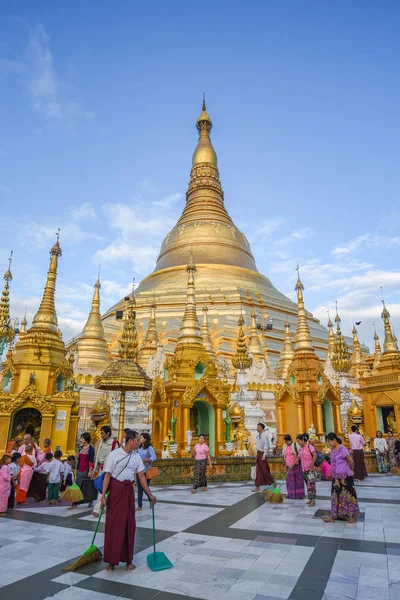 Birman insanlarda Shwedagon pagoda, Yangon — Stok fotoğraf