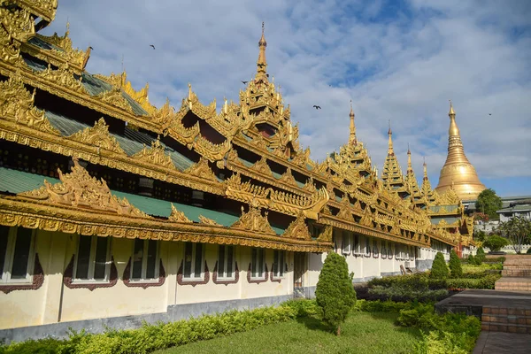 Burmese architecture and Shwedagon Pagoda, Yangon — Stock Photo, Image