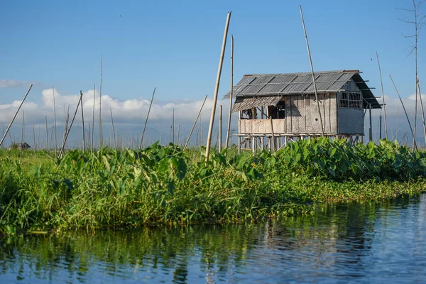 Geleneksel ev ve kayan Bahçe Inle Gölü, myanmar — Stok fotoğraf