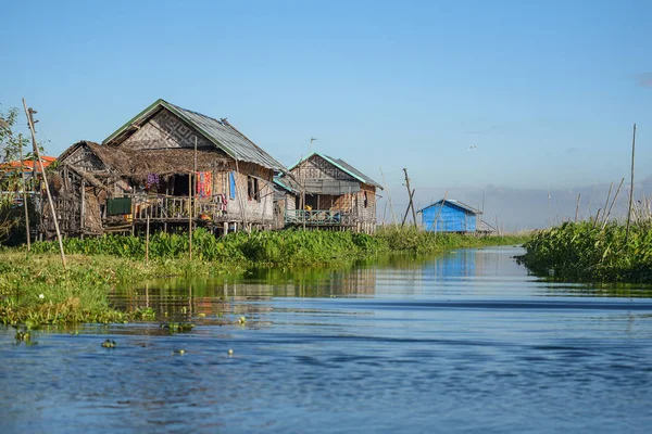 Geleneksel ev ve kayan Bahçe Inle Gölü, myanmar — Stok fotoğraf