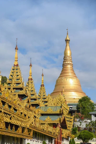 Shwedagon Pagoda, landmärke i Yangon, Myanmar — Stockfoto