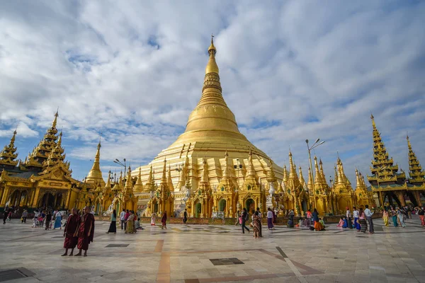 Burmese people in Shwedagon pagoda, Yangon — Stock Photo, Image