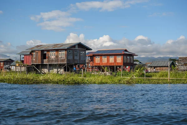 Traditional house and floating garden on Inle lake, myanmar — Stock Photo, Image