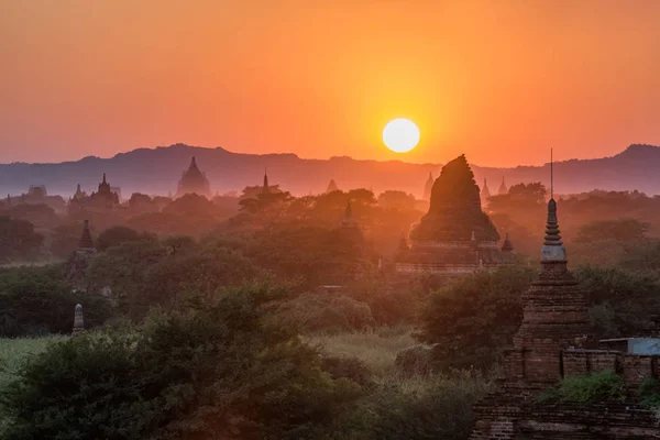 日没で、ミャンマーのバガンの古代の仏塔 — ストック写真