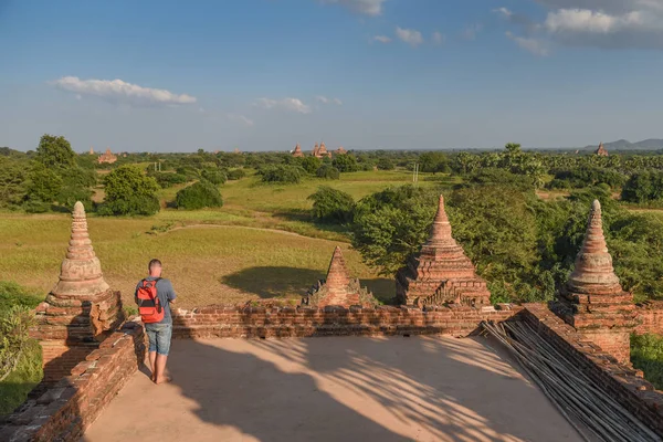 Tourist auf antiken Pagoden in Bagan, Myanmar — Stockfoto