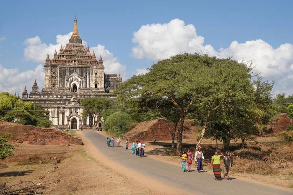 Burmesen an der thatbyinnyu Pagode in bagan, myanmar — Stockfoto