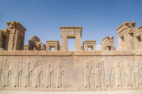 Portão de ruínas e mural de Persépolis em Shiraz, Irã — Fotografia de Stock