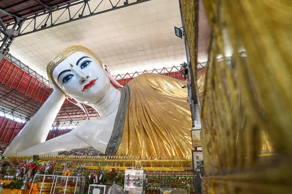 Chauk htat gyi reclining buddha bilder, Yangon, Myanmar — Stockfoto