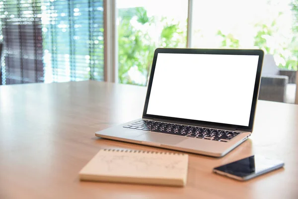 Business-laptop på trä skrivbord — Stockfoto