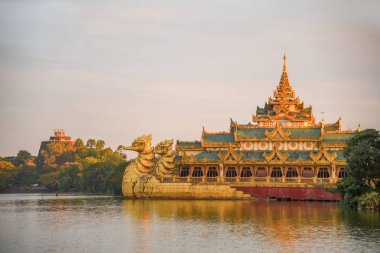 Yangon, Myanmar 'daki Karaweik Sarayı
