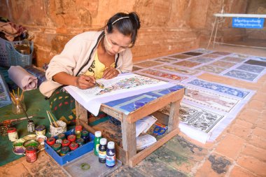 Birman sanatçı kadın bir resim çizmek