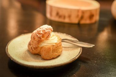 Seramik plaka üzerinde choux krem