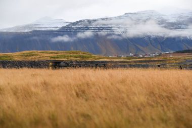 İzlanda'nın sonbaharda dağ ve alan peyzaj