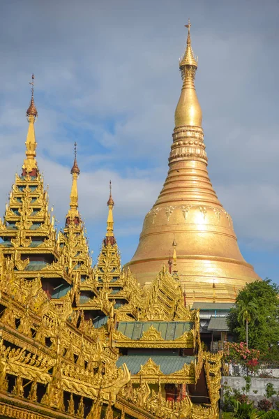 Shwedagon Pagoda, landmark of Yangon, Myanmar — Stock Photo, Image