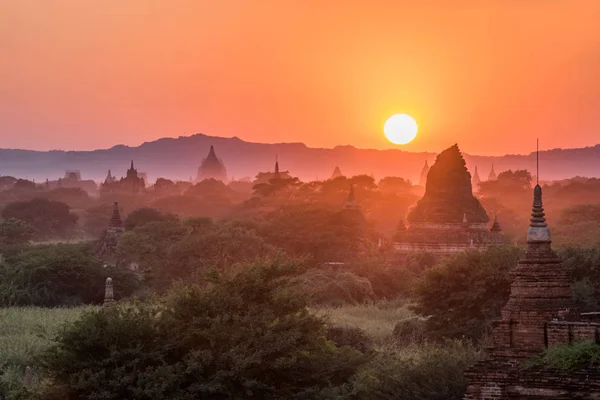 日没で、ミャンマーのバガンの古代の仏塔 — ストック写真