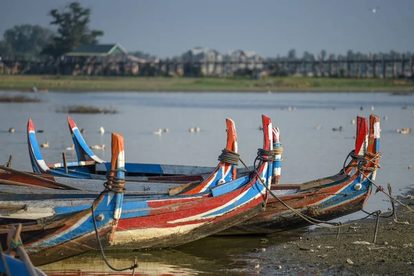 U olmak Bridge, Mandalay, Myanmar yakınındaki geleneksel tekne — Stok fotoğraf