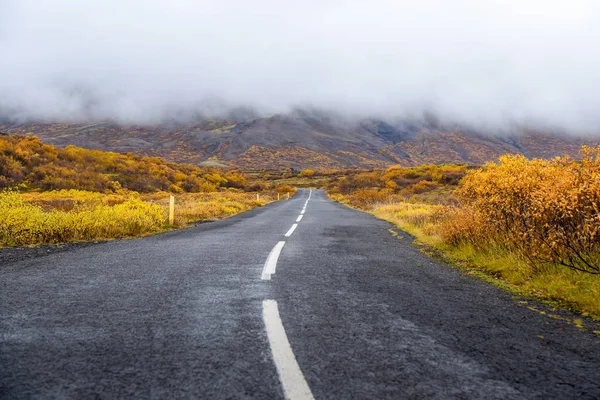 Пустая дорога осенью Исландии — стоковое фото
