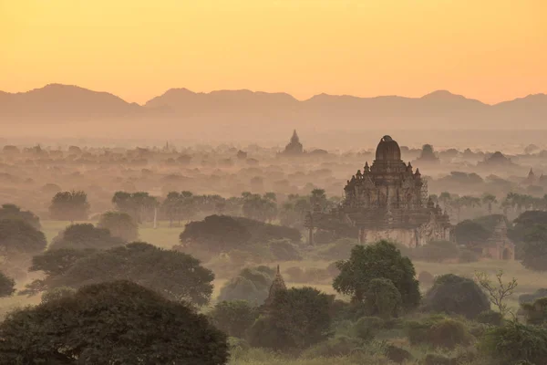 日の出、ミャンマー バガンの古代の仏塔 — ストック写真